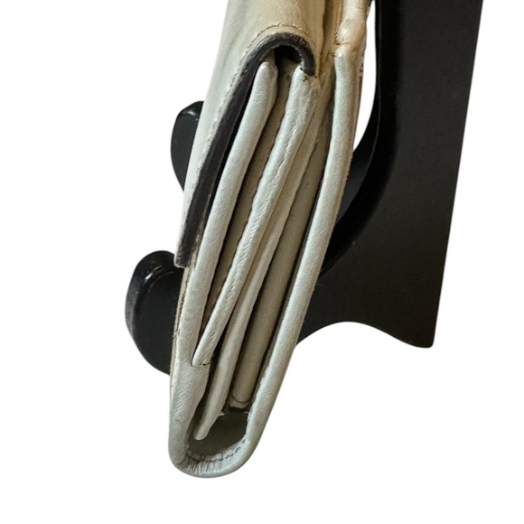 Gucci Cream Monogram Wallet with Heart Clasp - Picture 14 of 15